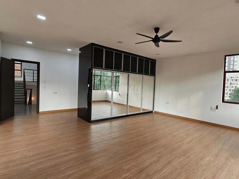 3.5 Storey Bungalow End Lot @ Taman Yarl OUG KL For Sale